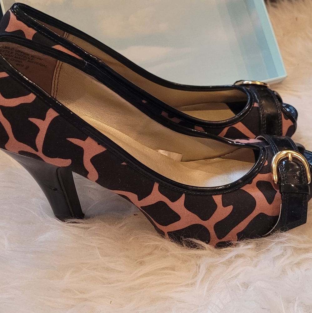 Vintage Mossimo Giraffe print shoes size 9